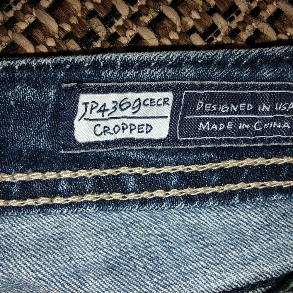 Miss Me Cropped Capri Fleur de Lis Pocket Rhinestone Denim Jeans - Picture 6 of 10